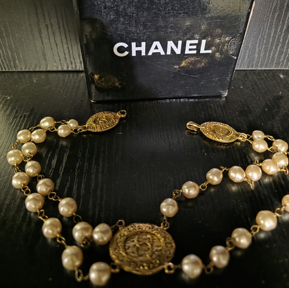 CHANEL Gold and Cream Pearl Necklace